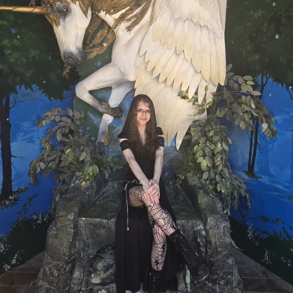 Meet your Posher, Cassandra - Picture 1 of 4